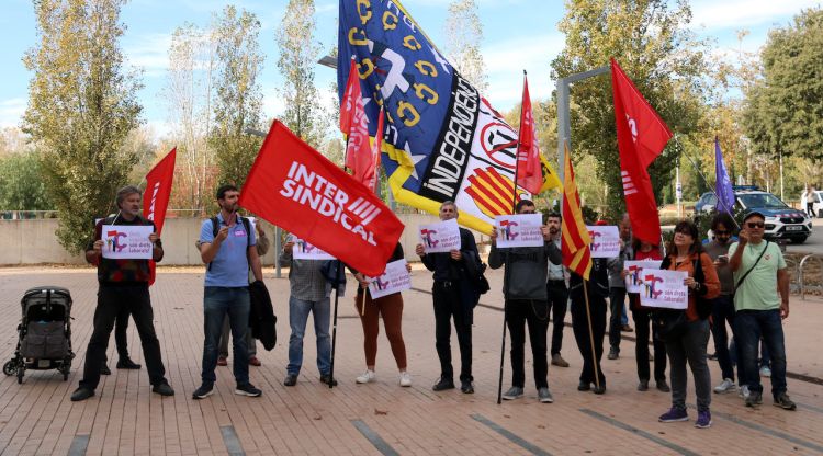 Concentració de suport a la treballadora d'un supermercat de Puigcerdà que va denunciar un acomiadament per parlar català. ACN