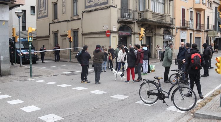 Un grup de persones es concentren a la comissaria dels Mossos d'Esquadra en suport als activistes del Sindicat de l'Habitatge de Salt detinguts. ACN