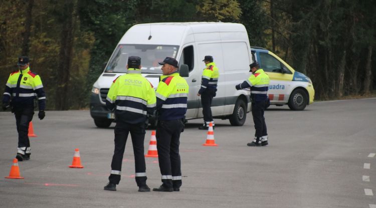 Un instant del control amb els Mossos de Trànsit a Aiguaviva. ACN