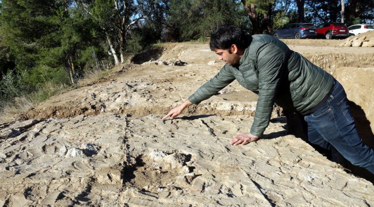 L'arqueòleg Marc Bouzas ensenyant la petjada de l'antic paviment de marbre amb factura itàlica. ACN