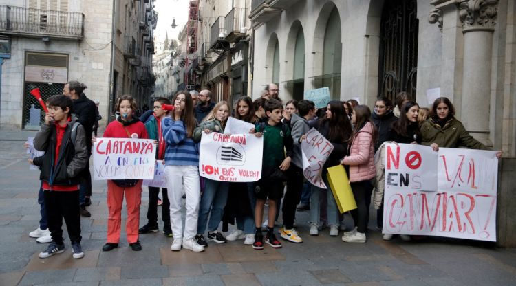 Protesta d'alumnes de l'institut Ermessenda davant l'Ajuntament de Girona. ACN