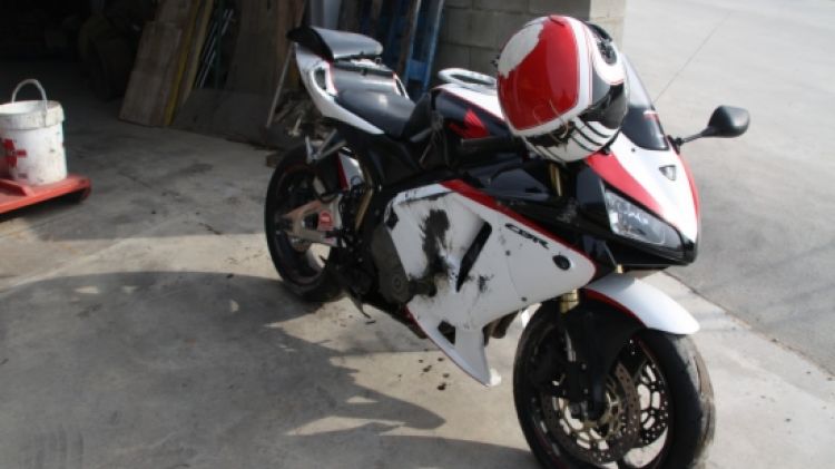 La moto amb què anava el jove que ha mort en l'accident d'aquest dissabte a Vidreres (arxiu)