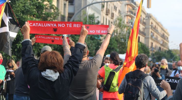 Diversos manifestants mostrant rètols de protesta contra el rei Felip VI a Barcelona el 9 d'octubre del 2020. ACN