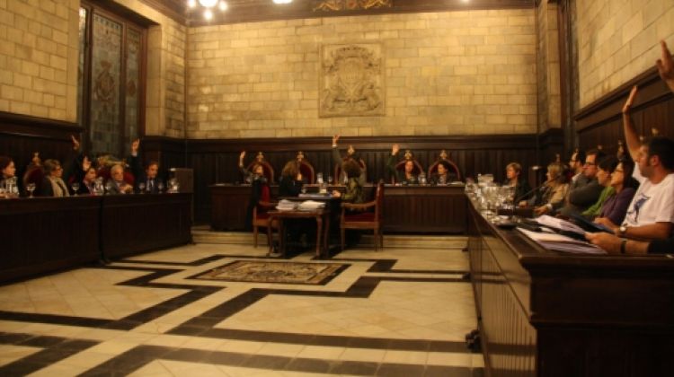 Un moment de la votació de la moció presentada per la CUP en el ple de l'Ajuntament de Girona © ACN