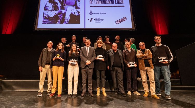 Imatge de grup dels guardonats a la quinzena edició dels Premis Carles Rahola de Comunicació Local. ACN
