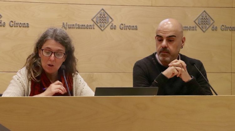 La regidora d’Educació de Girona, Queralt Vila i el president de la comissió de comunicació del CEM, Isidre Hernández. ACN