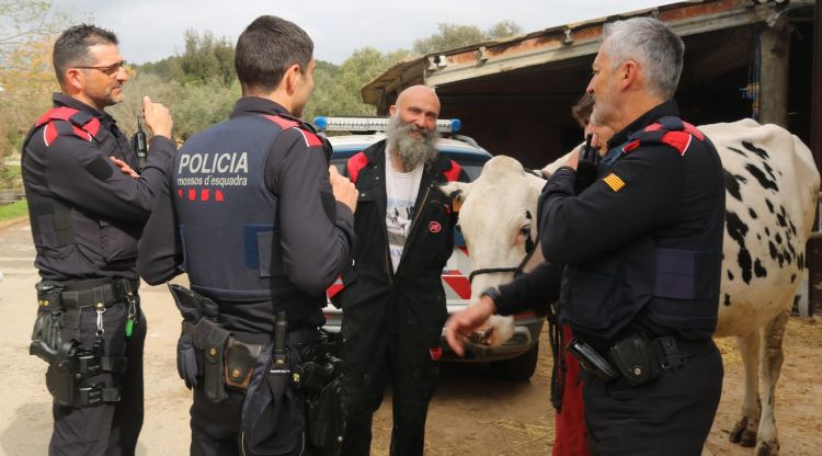 Els Mossos de proximitat visitant una granja juntament amb l'alcalde de Parlavà, Quim Sabrià. ACN