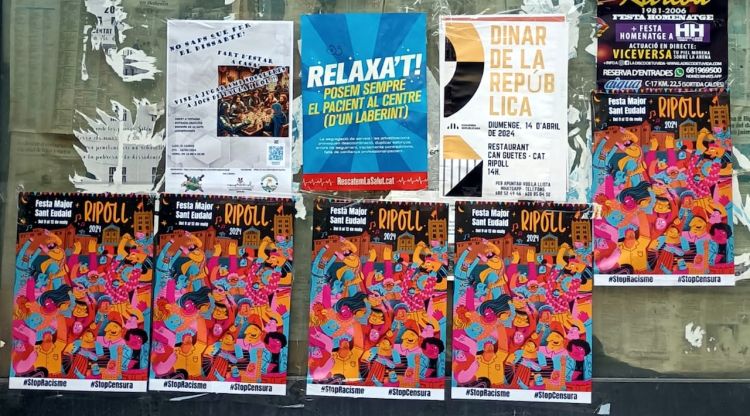 Cartells de la festa major amb la proposta guanyadora i els hashtags #StopRacisme i #StopCensura que s'han penjat a Ripoll. ACN