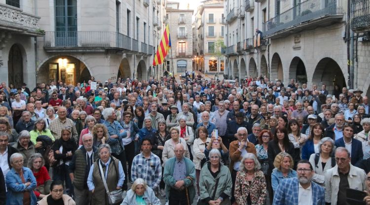 Els assistents a la plaça del Vi de Girona. ACN