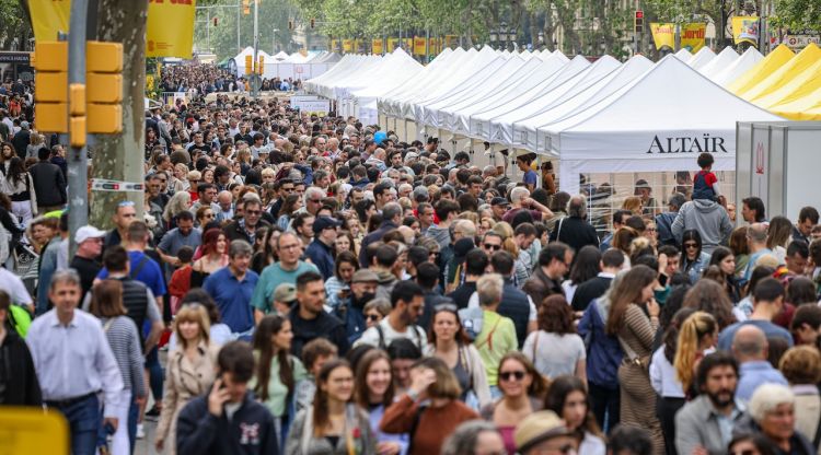 Centenars de persones passejant per la superilla literària de Passeig de Gràcia per Sant Jordi del 2023. ACN