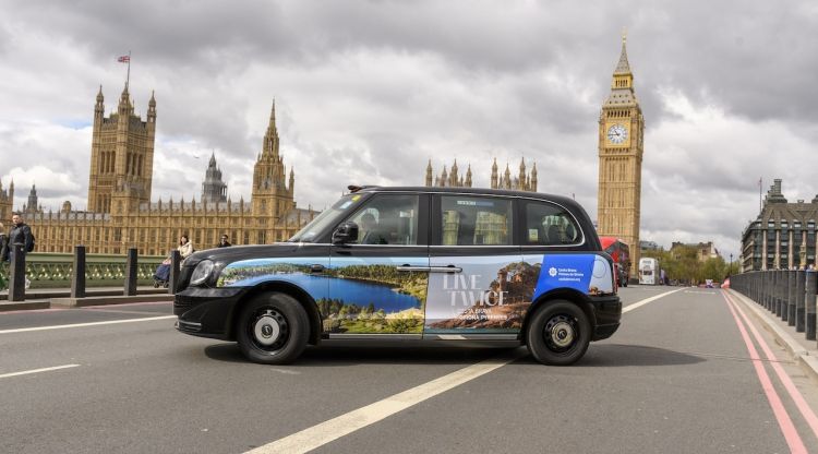 Un taxi a Londres amb la publicitat de la Costa Brava