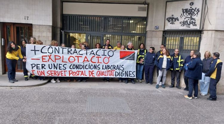 Els treballadors de Correus que s'han concentrat aquest dijous a la seu de Girona