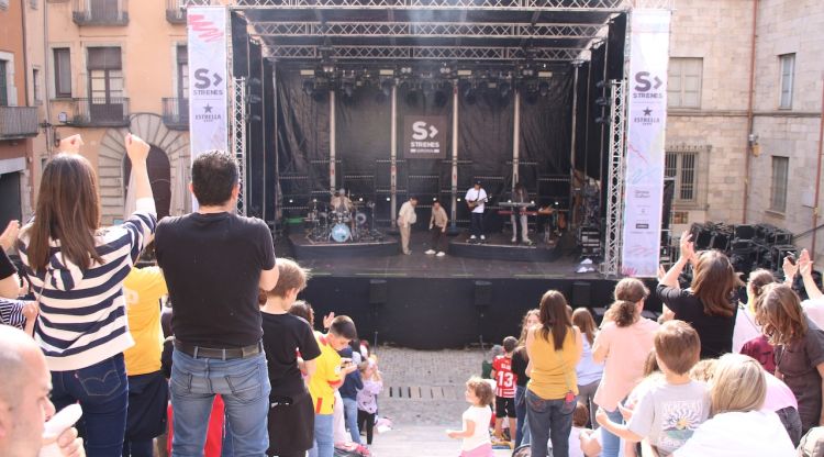 El públic dret a Girona, ballant les cançons de The Tyets. ACN