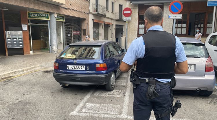 Un agent de la Policia Municpal de Girona posant una multa. M. Estarriola