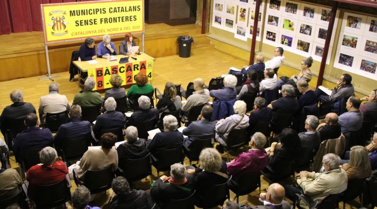 Diversos càrrecs electes participants a la segona trobada de municipis sense fronteres a Bàscara. ACN