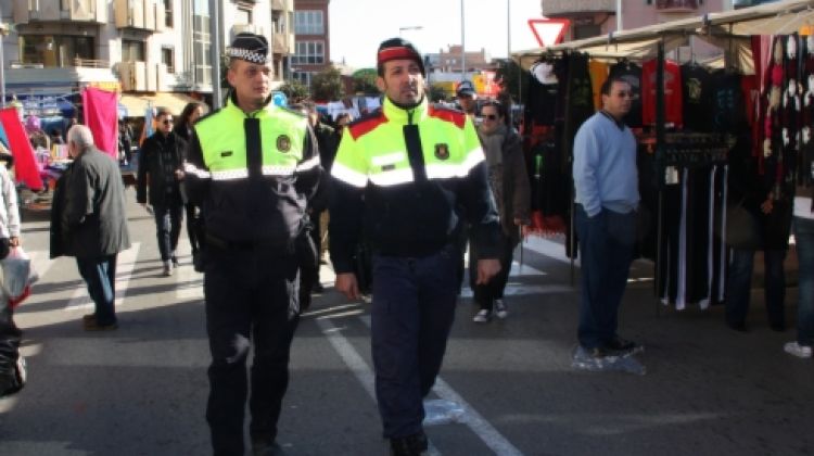 Una patrulla mixta formada per un mosso d'esquadra i un agent local de Palamós al mercat © ACN