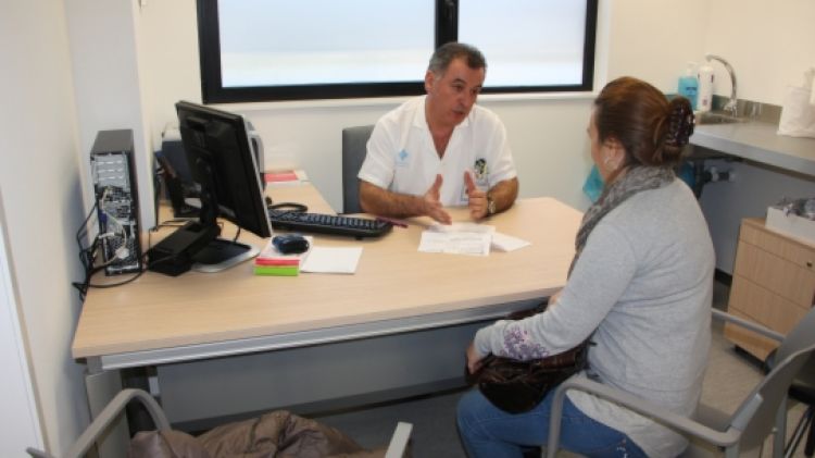 Un metge atenent una pacient a la seva consulta (arxiu)