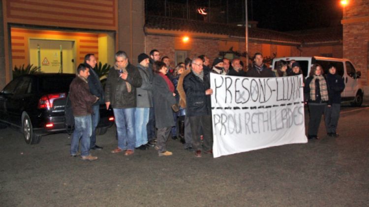 Els treballadors manifestats a l'exterior de la presó de Girona © ACN