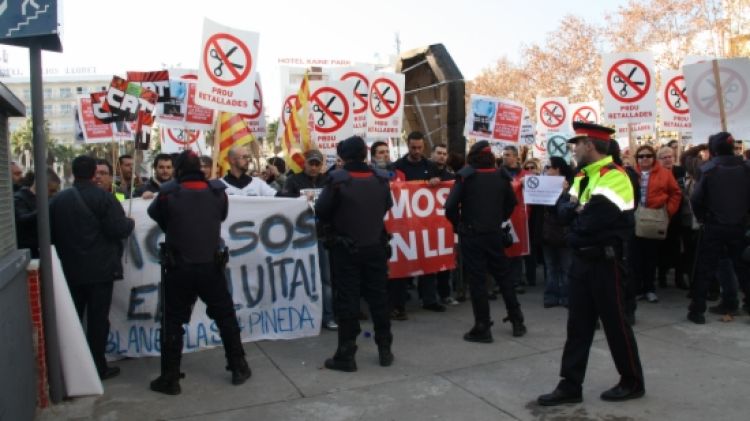 Un grup de mossos han cantat 'Viva España' davant del president Mas © ACN