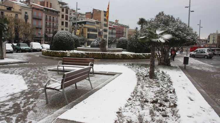 Plaça Catalunya de Girona a quarts de nou del matí © M. Estarriola