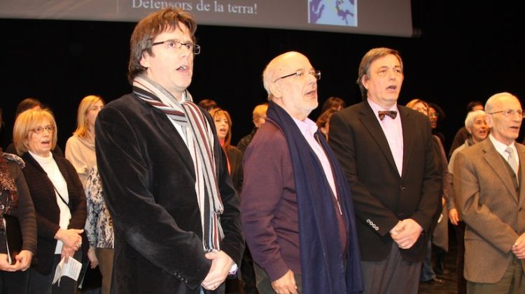 Puigdemont cantant els Segadors, ahir a Girona (arxiu)