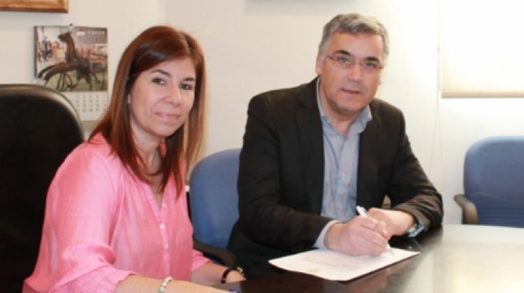 L'alcaldessa, Olga Guillem, i Joan Collet, en representació de l'Espanyol, han signat l'acord © ACN