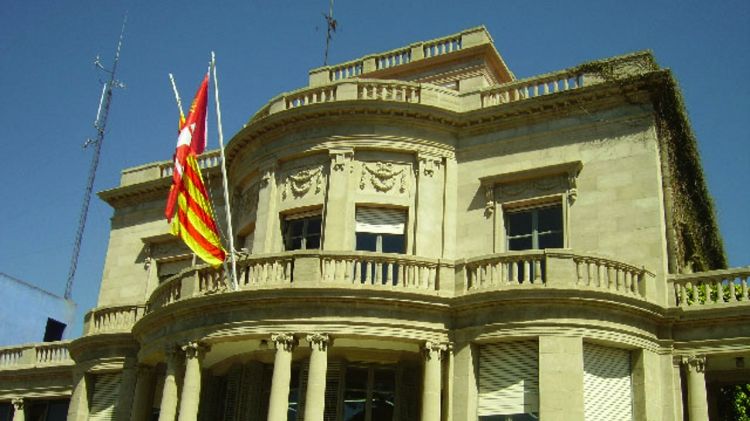 La façana de l'Ajuntament de Palafrugell, amb la senyera i la bandera del municipi penjades © ACN
