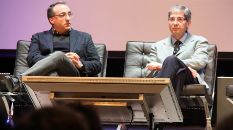 Els doctors Àngel Izquierdo i Francesc Soler durant la conferència a Tribuna de Girona © ACN