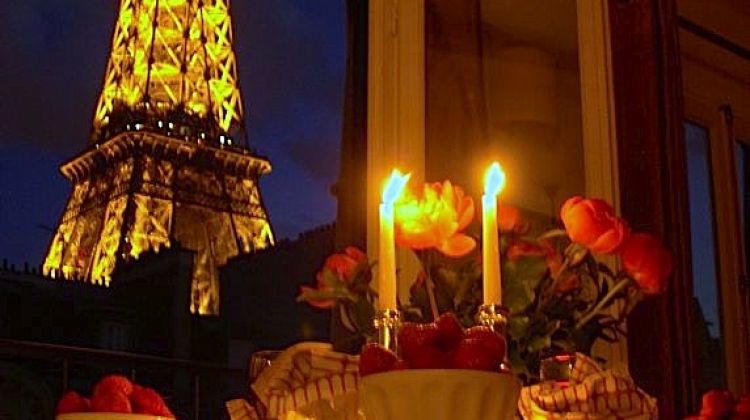 Unes espelmes davant de la Torre Eiffel de París © parisperfect.com