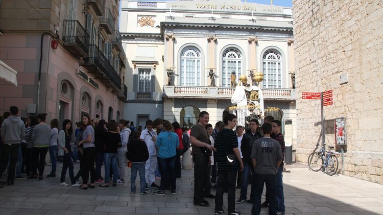Cues a l'entrada del Teatre Museu Dalí de Figueres (arxiu)
