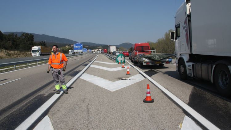 La retenció de camions a la Jonquera, en el punt en què agents de Mossos han desviat el trànsit © ACN