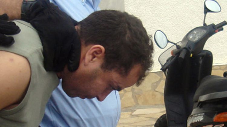 L'acusat, Najib H., sortint de fer la inspecció ocular a l'edifici el juny del 2008 © ACN