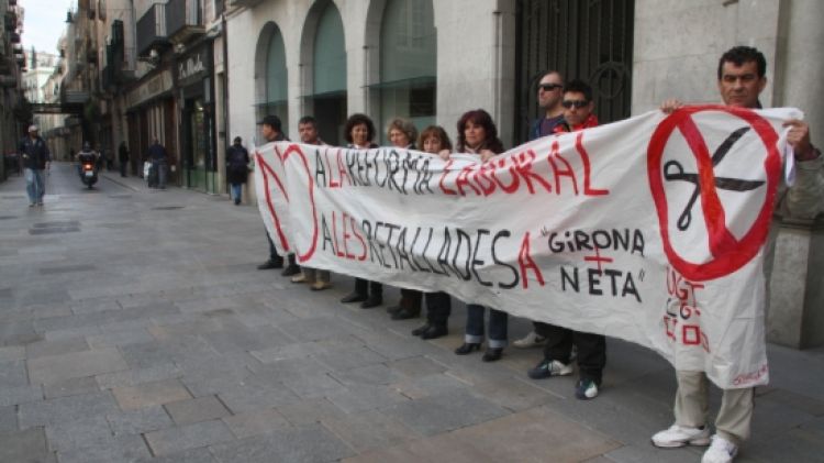 Treballadors de Girona + Neta es van concentrar dijous passat davant de l'Ajuntament (arxiu)