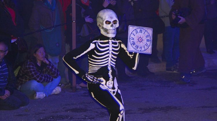 Un dels esquelets de 'La Dansa de la Mort' amb un rellotge sense broques © ACN