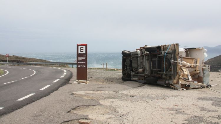 Una caravana volcada a Portbou l'abril de 2012, quan es van registrar màximes de 182 km/h