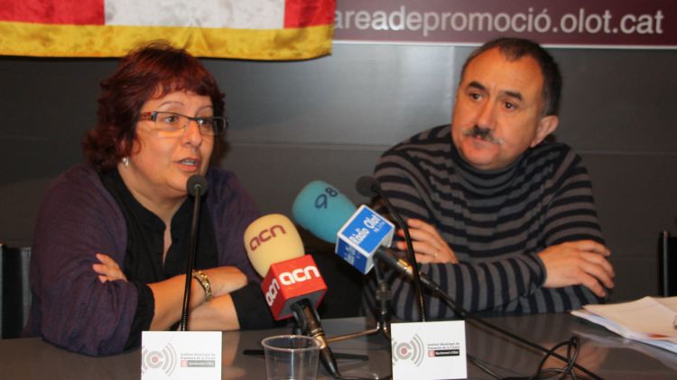 Dolors Bassas i  Josep Maria Àlvarez, durant la trobada celebrada a Olot © ACN