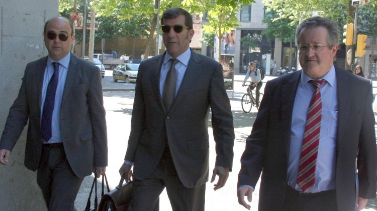 Els dos imputats, Pere Saló i Jordi Batllori, arribant als Jutjats de Girona amb el seu advocat, Carles Monguilod © ACN