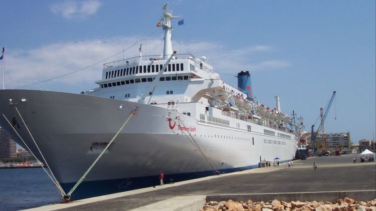 El creuer Thomson Spirit al port de Palamós © AG