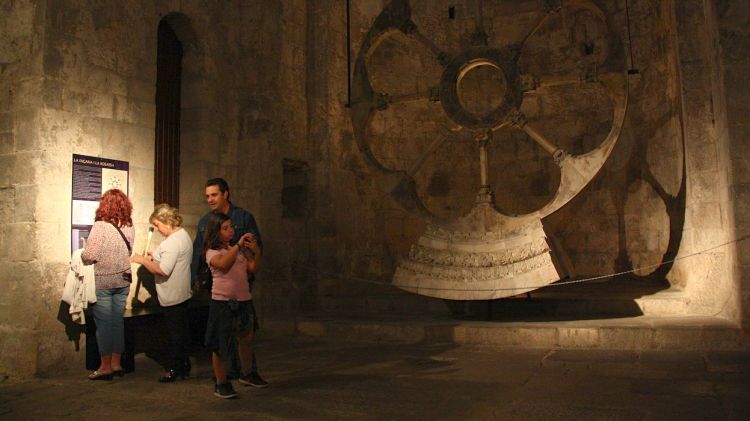 Diversos turistes visitant el Museu d'Arqueologia de Girona © ACN