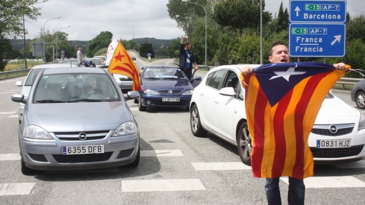 Usuaris indignats abans de fer un #novullpagar a Girona Sud © M. Estarriola