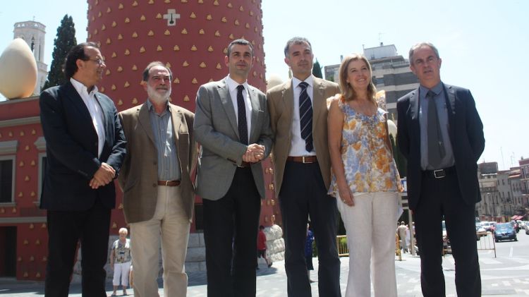 Els alcaldes acompanyats de la directora de la candidatura i el secretari general de la Fundació © M. Estarriola