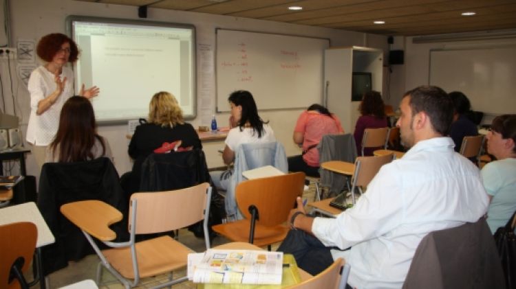 Alumnes de l'Escola d'Adults de Girona aquest migdia al centre, fent una classe de francès © ACN
