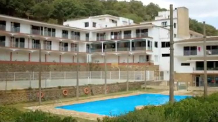 Casa de colònies Albatros i la piscina on s'ha produit la intoxicació © Youtube