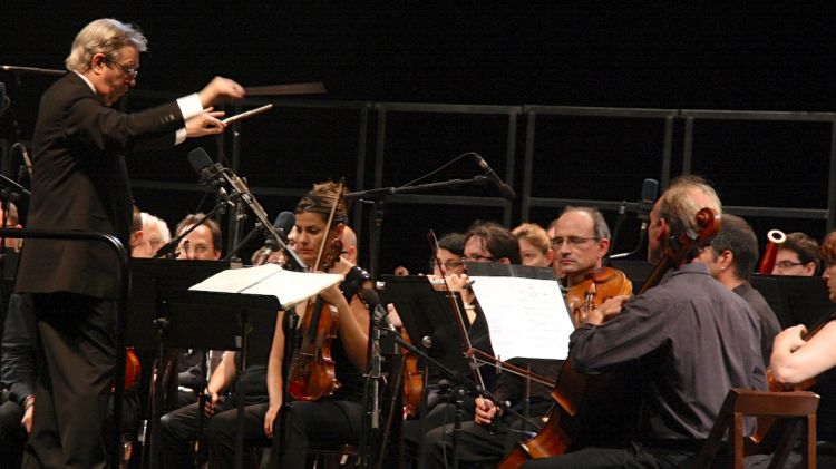 L'Orquestra Simfònica del Vallès dirigida pel mestre Ros Marbà, ahir al Porta Ferrada © ACN