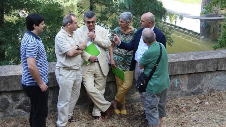 Membres d'ICV al costat del riu Ter al seu pas per Girona © ACN