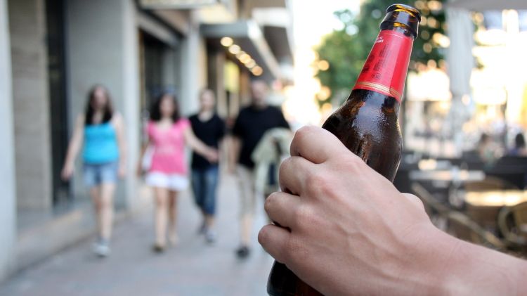 Beure alcohol al carrer ha estat l'incompliment de l'ordenança més sancionat © ACN