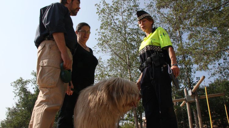 Els agents de barri de la Policia Municipal controlaran que els gossos estiguin inscrits al registre de l'Ajuntament © ACN