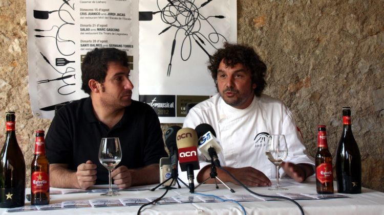 El cuiner Jordi Jacas (dreta) i el programador musical, Francesc Viladiu © ACN