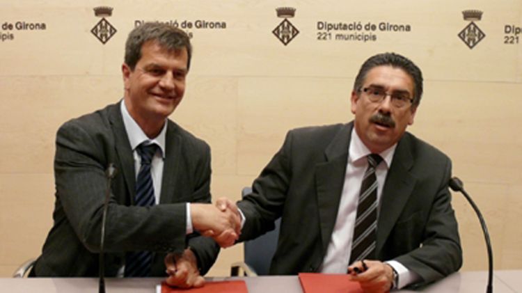 Estanis Puig (esquerra) i Enric Vilert després de signar el conveni © AG