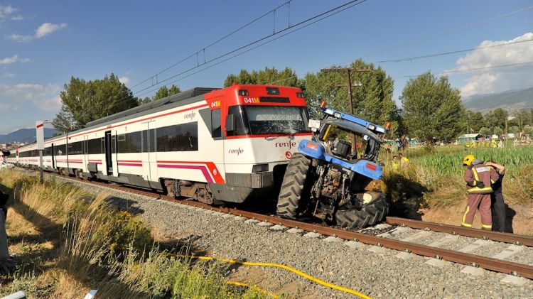 El tren s'ha endut un tractor que creuava la via a Puigcerdà © ACN